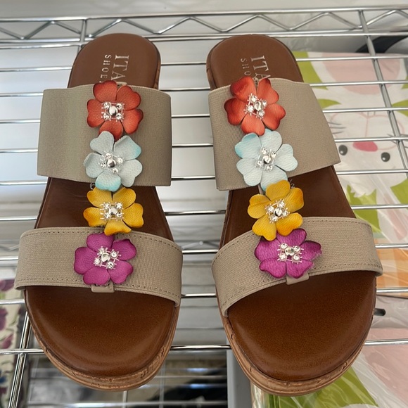 Marcfisher footwear slider sandals 6 1/2 with flowers, made in Italy. - Picture 1 of 9